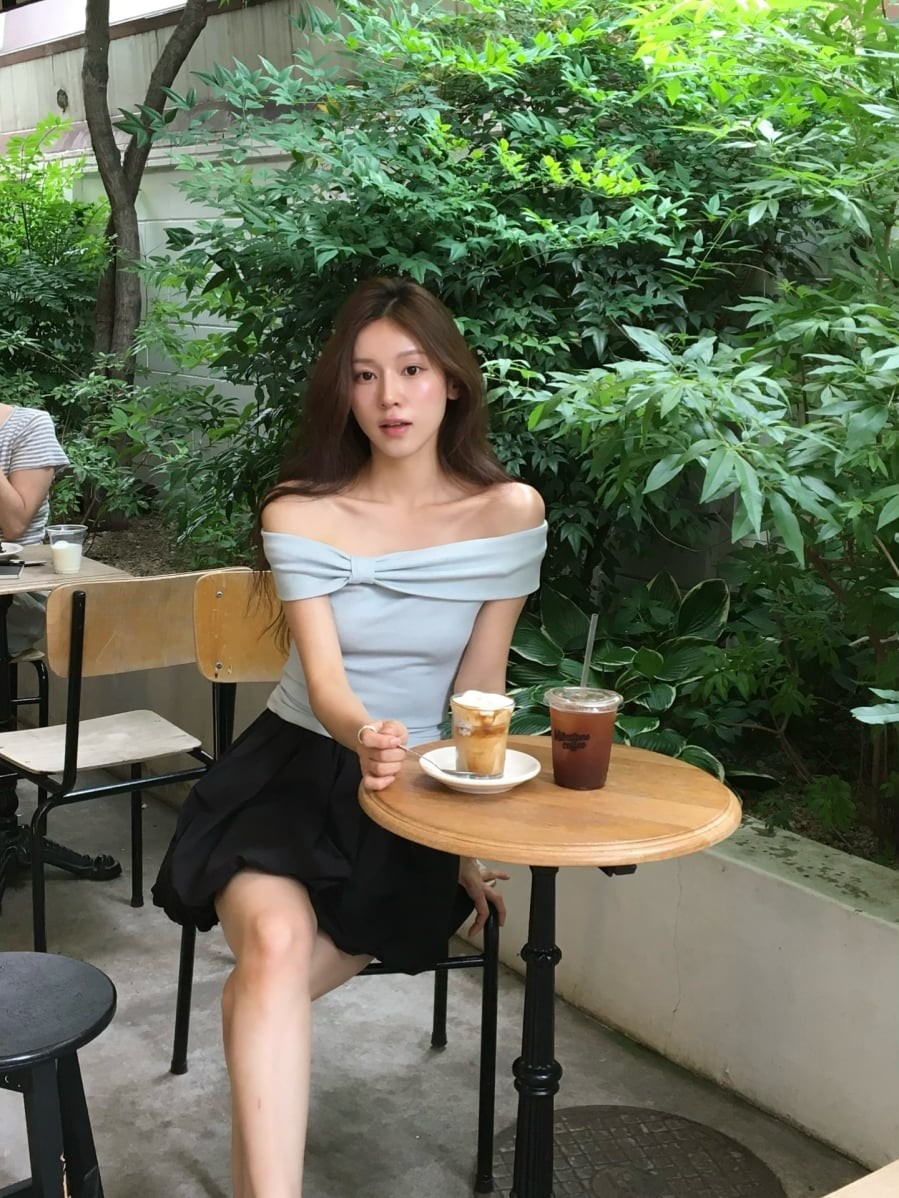 Màu sắc này không quá nổi bật nhưng vẫn đủ để tạo nên vẻ ngoài trẻ trung và tươi tắn.