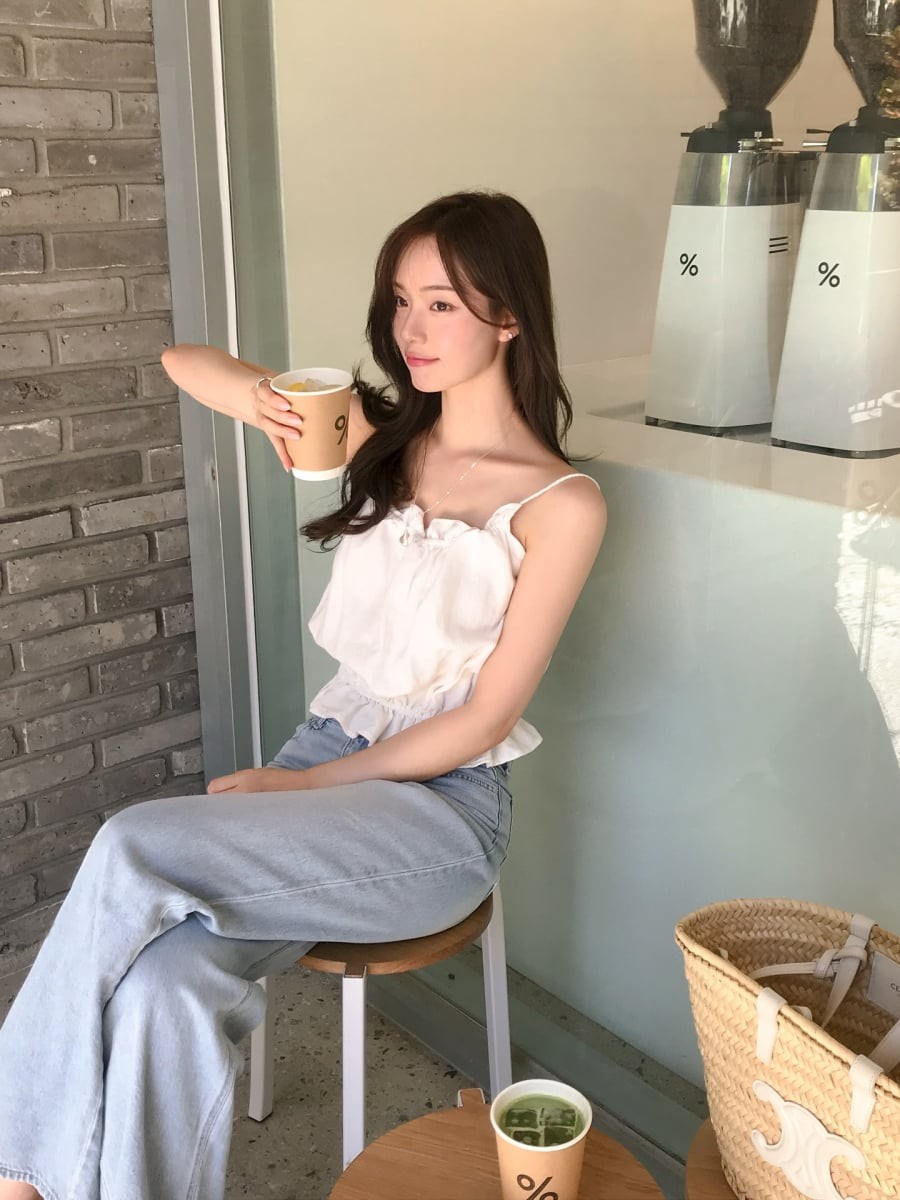 Trong những ngày thời tiết nóng bức, áo hai dây thường được xem là món đồ “giải nhiệt” lý tưởng. 