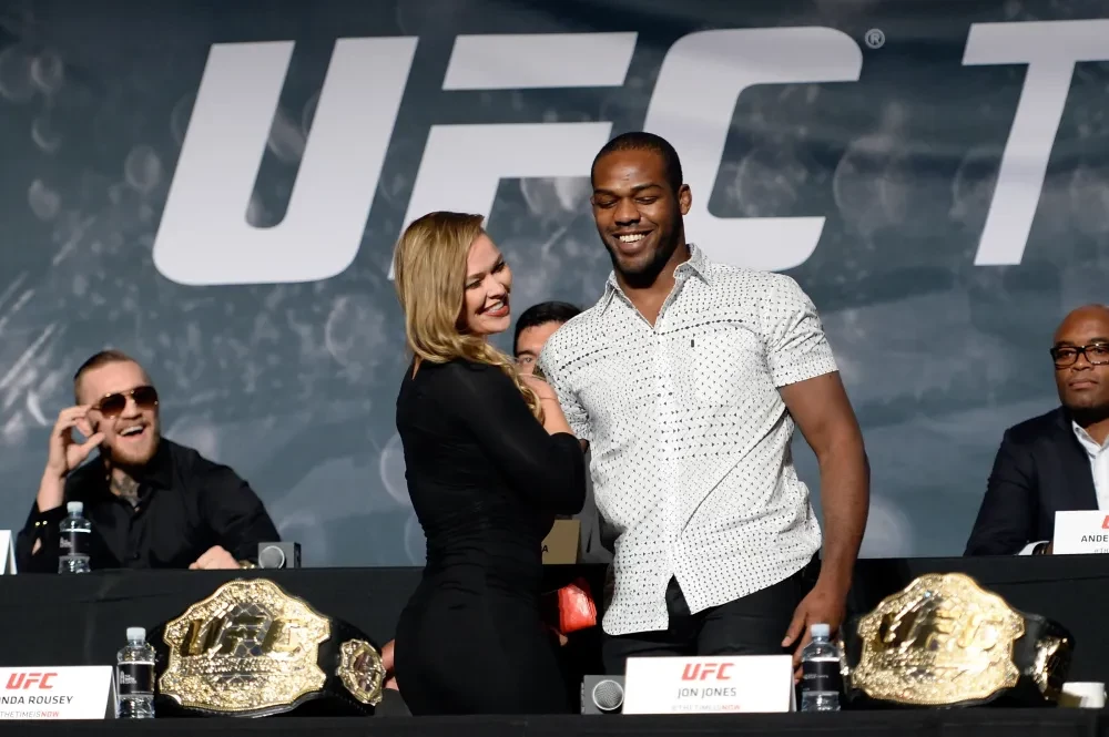 Ronda Rousey và Jon Jones trong một sự kiện của UFC