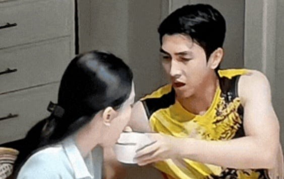  Bình An  tự tay đút từng muỗng cơm cho vợ, thậm chí còn lau dọn khi thức ăn rơi lên áo Phương Nga.