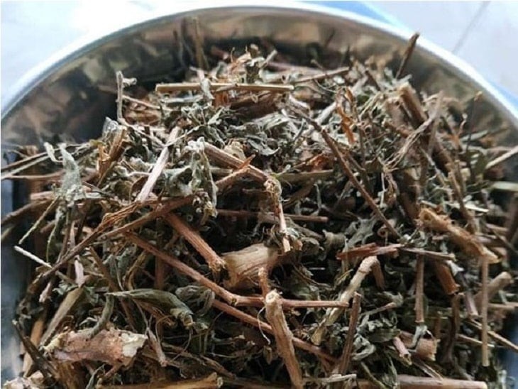 Rau mương sau khi phơi khô vẫn giữ hương thơm nhẹ, thường được dùng trong các bài thuốc dân gian hoặc nấu nước uống giải nhiệt.