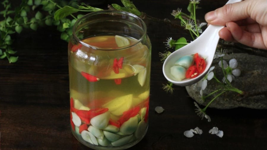 Tỏi ngâm giấm bị xanh là hiện tượng bình thường.