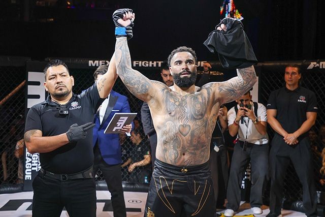 Gable Steveson ăn mừng chiến thắng trong một trận đấu MMA.