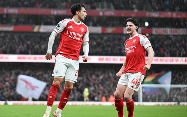 Zubimendi (trái) cùng Rice là những trụ cột tuyến giữa của Arsenal.