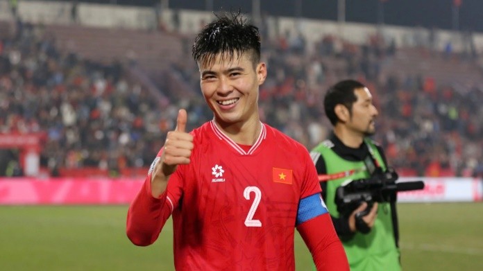 Duy Mạnh giữ tấm băng thủ quân tuyển Việt Nam.