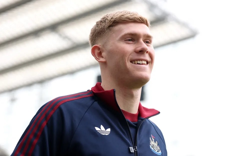 Lewis Hall thăng tiến ấn tượng trong màu áo Newcastle.