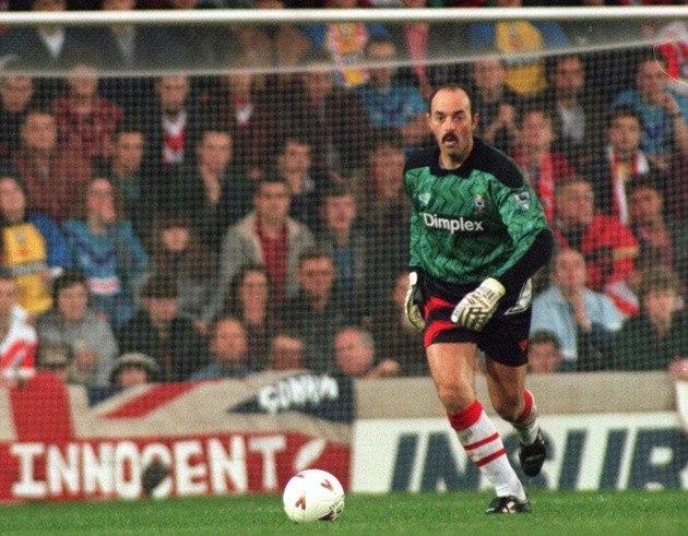 Thủ môn phải tập trung và thận trọng trước các pha chuyền về của đồng đội.