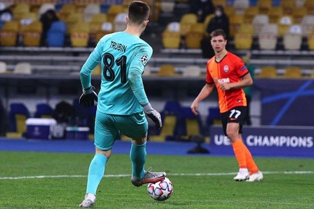 Sự hiểu ý giúp các đường chuyền về của hậu vệ cho thủ môn an toàn hơn.