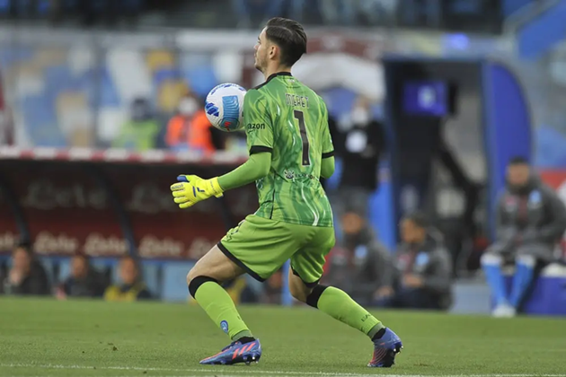 Thủ môn có thể khống chế bóng bằng các bộ phận khác trước khi bắt bằng tay.