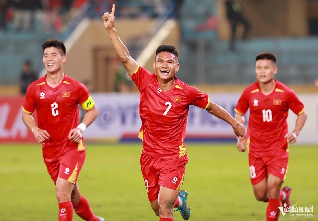 Xuân Mạnh ăn mừng bàn thắng nhân đôi cách biệt. Ảnh: Hồ Hoàng Hải - Vietnamnet.