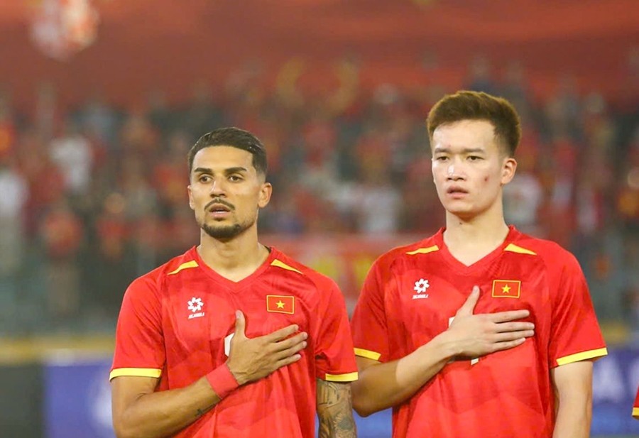 Đỗ Hoàng Hên hát Quốc ca Việt Nam thuần thục. Ảnh: VFF.