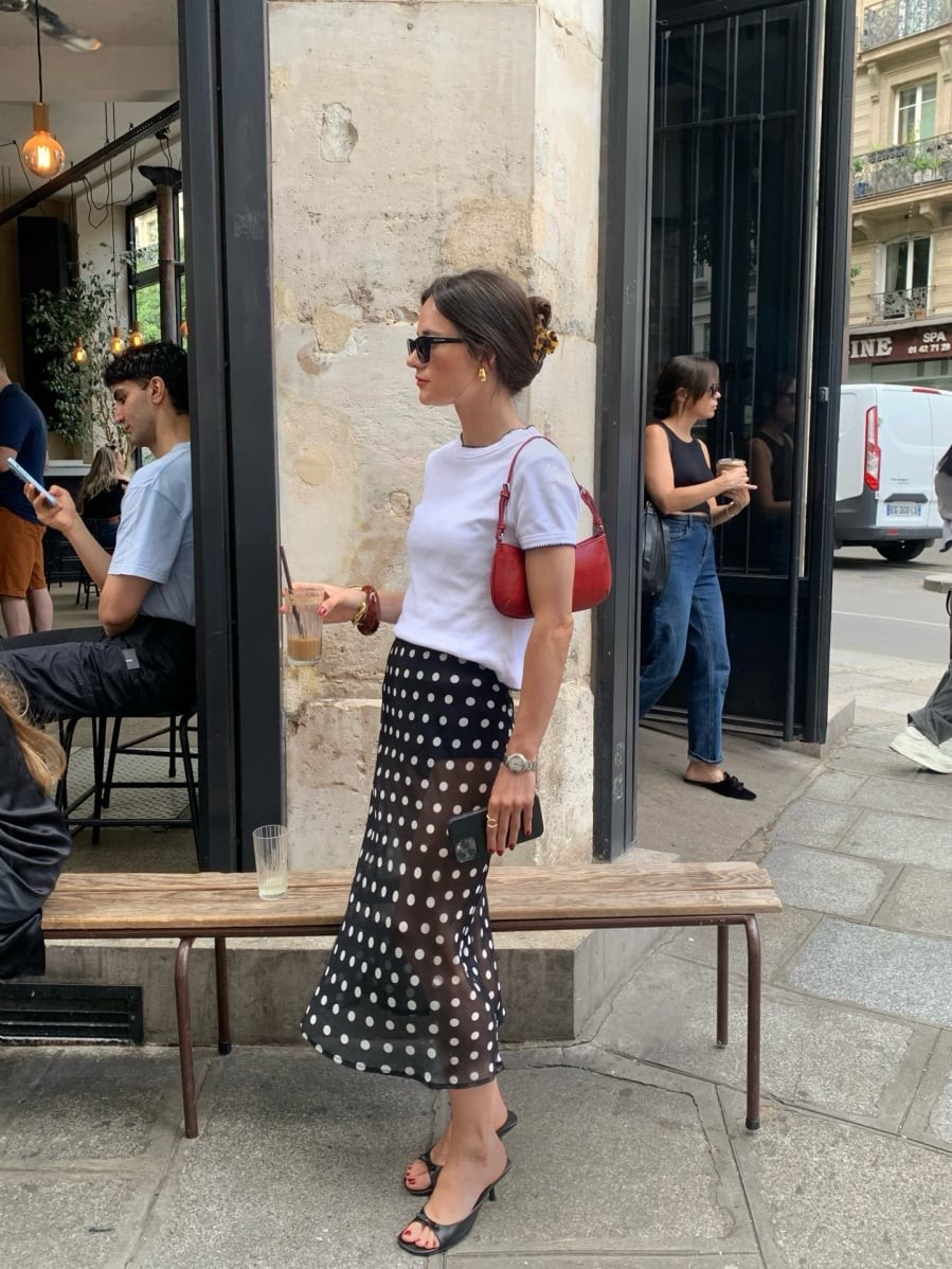 Đây là kiểu giày hở gót, có thiết kế dễ xỏ vào và tháo ra nhanh chóng nên rất tiện lợi khi sử dụng trong những ngày nóng.