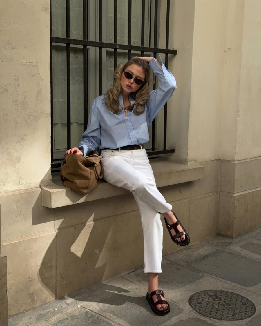  So với màu đen, sandal nâu tạo cảm giác mềm mại và nhẹ nhàng hơn nhưng vẫn giữ được vẻ thanh lịch. 