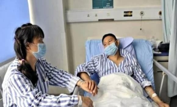 Trường hợp của vợ chồng ông Trương ở Hà Nam (Trung Quốc) là minh chứng rõ rệt. Ông Trương đi khám vì triệu chứng nuốt nghẹn và được chẩn đoán mắc ung thư thực quản.