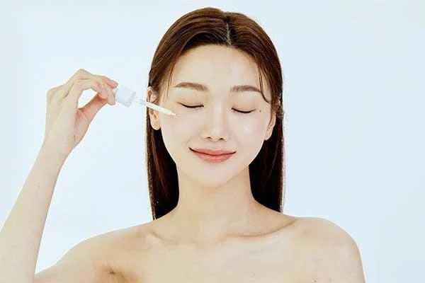 Để tối ưu hiệu quả, nên sử dụng serum ngay sau bước toner hoặc khi da vẫn còn độ ẩm nhẹ.