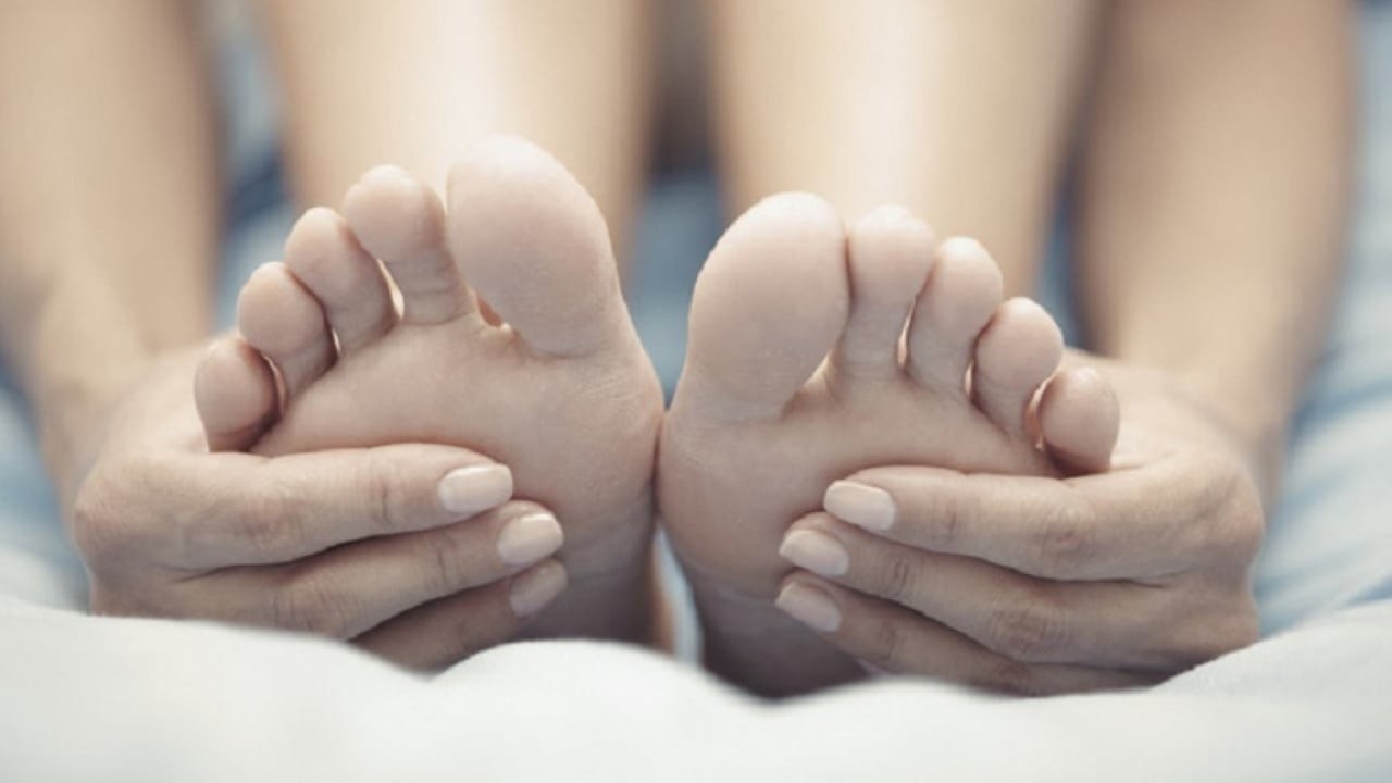 Chân và bàn chân lạnh chủ yếu liên quan đến việc cung cấp máu không đủ đến các chi dưới. Điều này đặc biệt đúng khi huyết áp cao, mỡ máu cao, bệnh tiểu đường. (Ảnh minh họa)