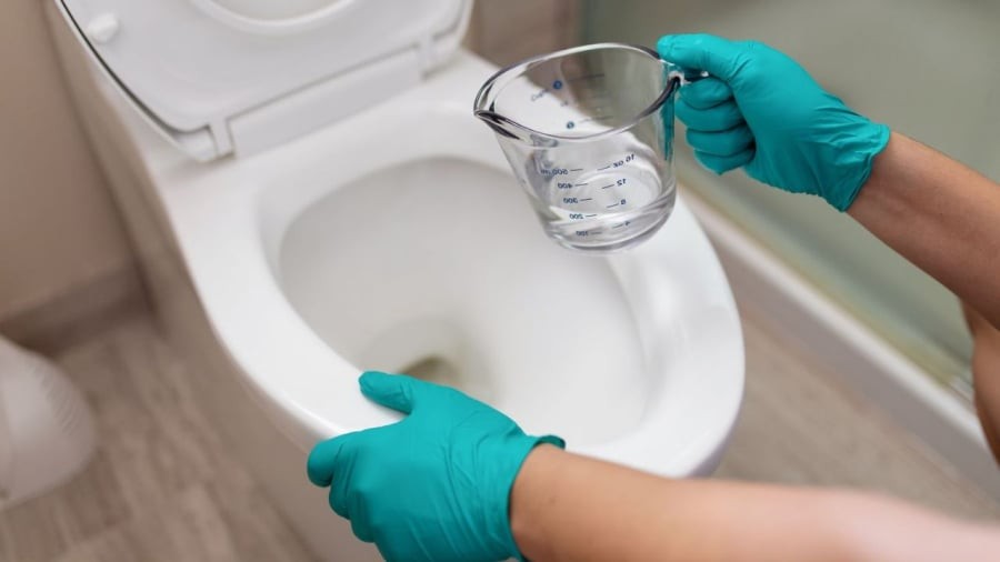 Bạn có thể sử dụng oxy già để làm sạch bồn cầu, diệt vi khuẩn.