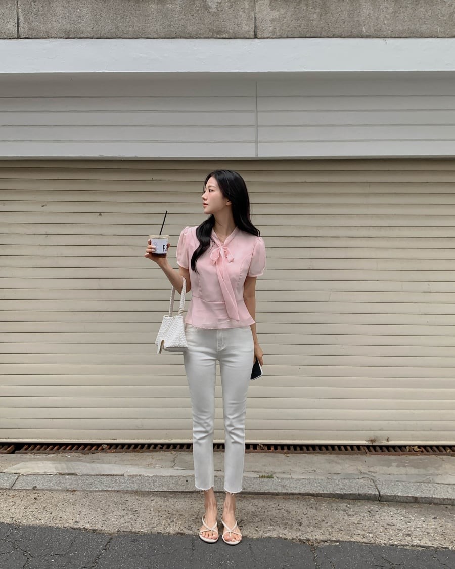 Khi áp dụng vào thiết kế quần, sắc trắng càng phát huy hiệu quả rõ rệt, dù là quần jeans, quần vải hay quần short.