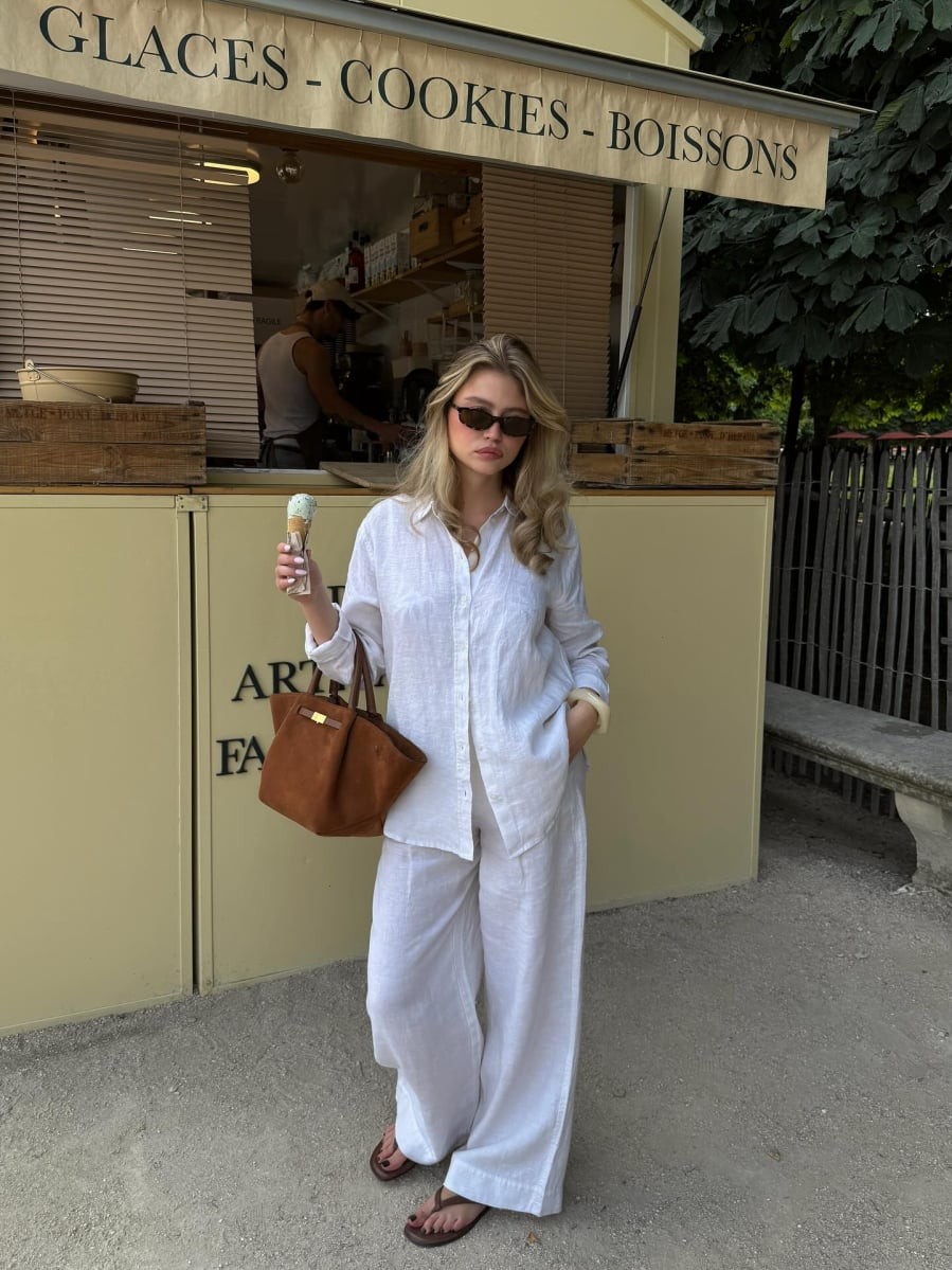 Thay vì các mẫu dép cao su phổ biến, phụ nữ Pháp thường ưu tiên dép xỏ ngón làm từ da hoặc chất liệu giả da với thiết kế gọn gàng, tinh giản.