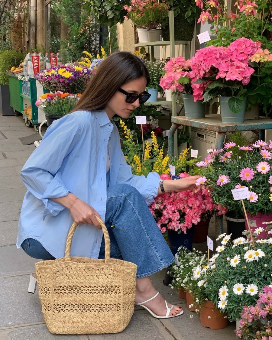 Chiều cao gót thường ở mức vừa phải để giúp đôi chân trông thon dài hơn nhưng vẫn đảm bảo sự dễ chịu khi di chuyển