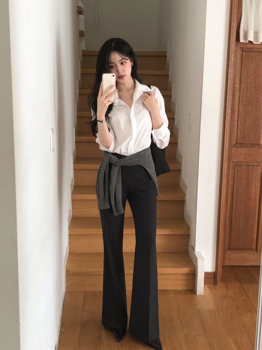 Khi đi cùng áo sơ mi, bộ đôi này tạo nên hình ảnh chuyên nghiệp nhưng không hề cứng nhắc. 