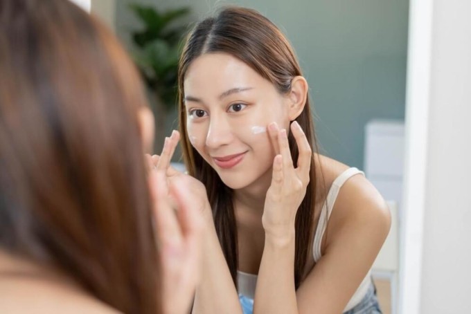 Việc thoa kem chống nắng, serum và kem dưỡng lên cả cổ và tay giúp duy trì độ ẩm và bảo vệ da khỏi tác động từ môi trường. 