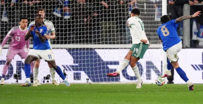 Tonali ghi bàn mở tỷ số cho Italia.