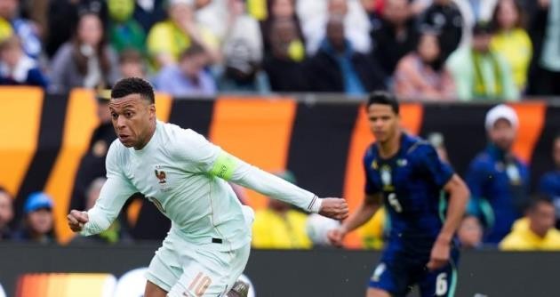 Mbappe khiến hàng thủ Brazil có ngày làm việc mệt nhoài.