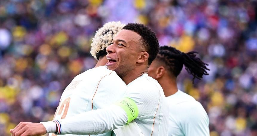 Niềm vui của Hugo Ekitike và Mbappe.