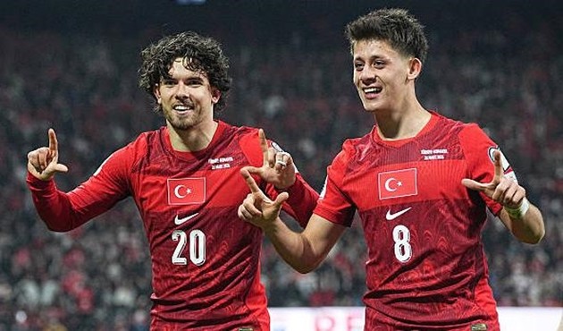 Thổ Nhĩ Kỳ nhọc nhằn đánh bại Romania để giành vé đi tiếp.