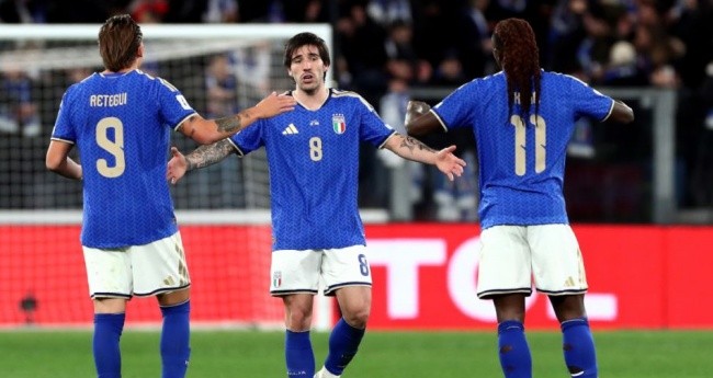 Italia đánh bại Bắc Ireland, giành vé vào chung kết play-off World Cup.