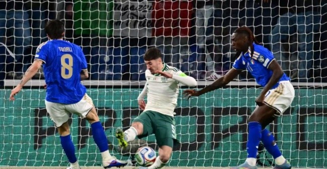 Bắc Ireland chơi kiên cường ở hiệp 1.