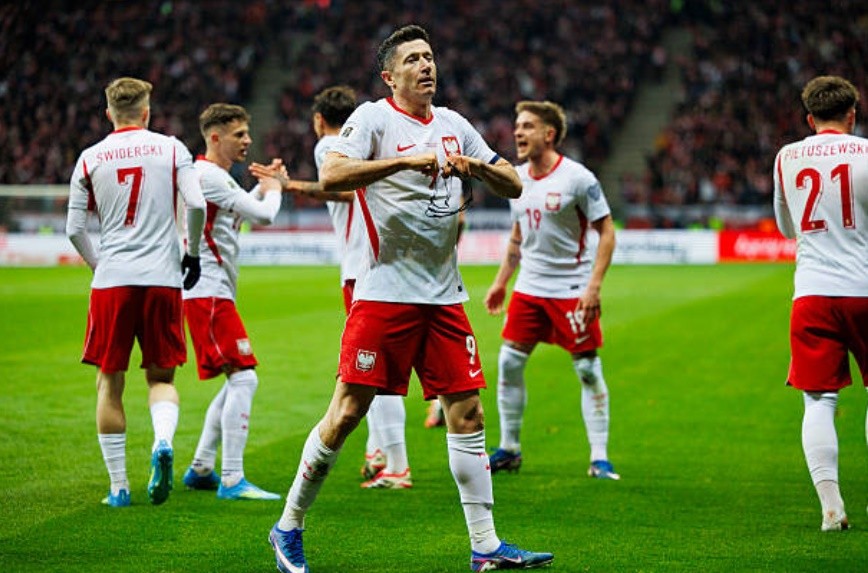 Lewandowski tỏa sáng giúp Ba Lan đi tiếp.