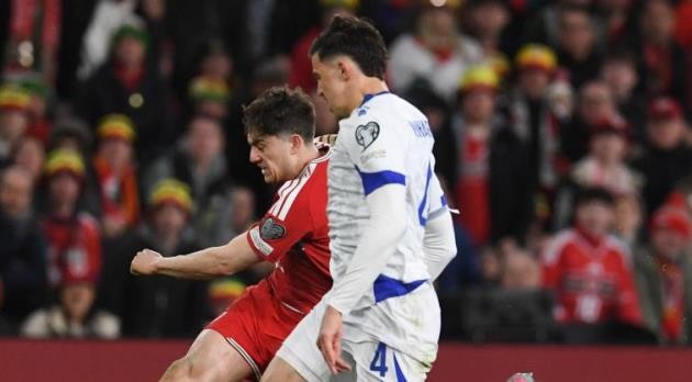 James ghi bàn mở tỷ số cho Wales.