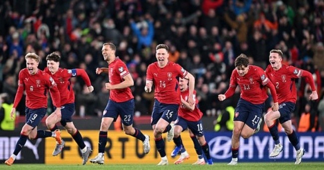 Cầu thủ Cộng hòa Séc vỡ òa trong cảm xúc chiến thắng.