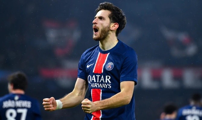 Kvaratskhelia không có ý định rời PSG.