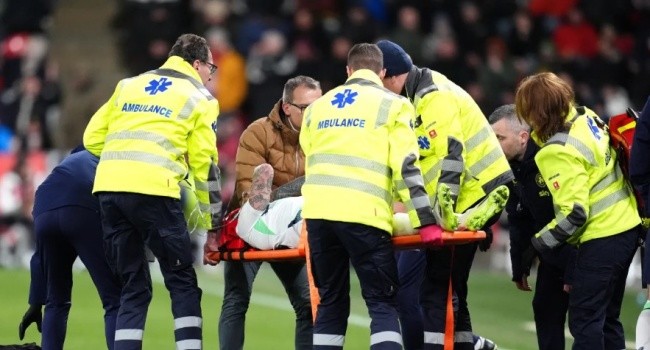 Sammie Szmodics dính chấn thương nặng vùng đầu.