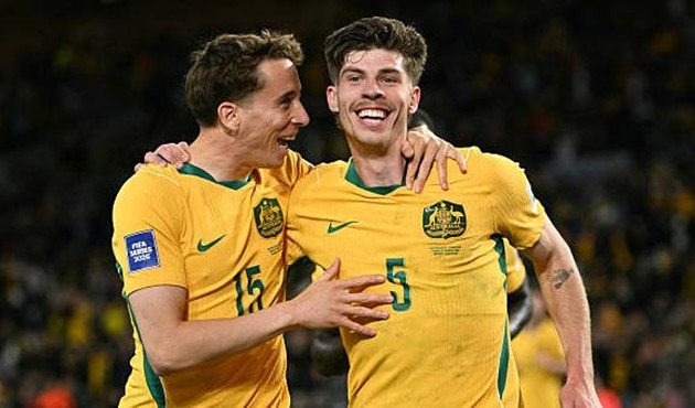 Úc thắng sát nút Cameroon dù đá hỏng quả phạt đền.