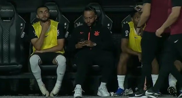 Depay có thể bị phạt do sử dụng điện thoại