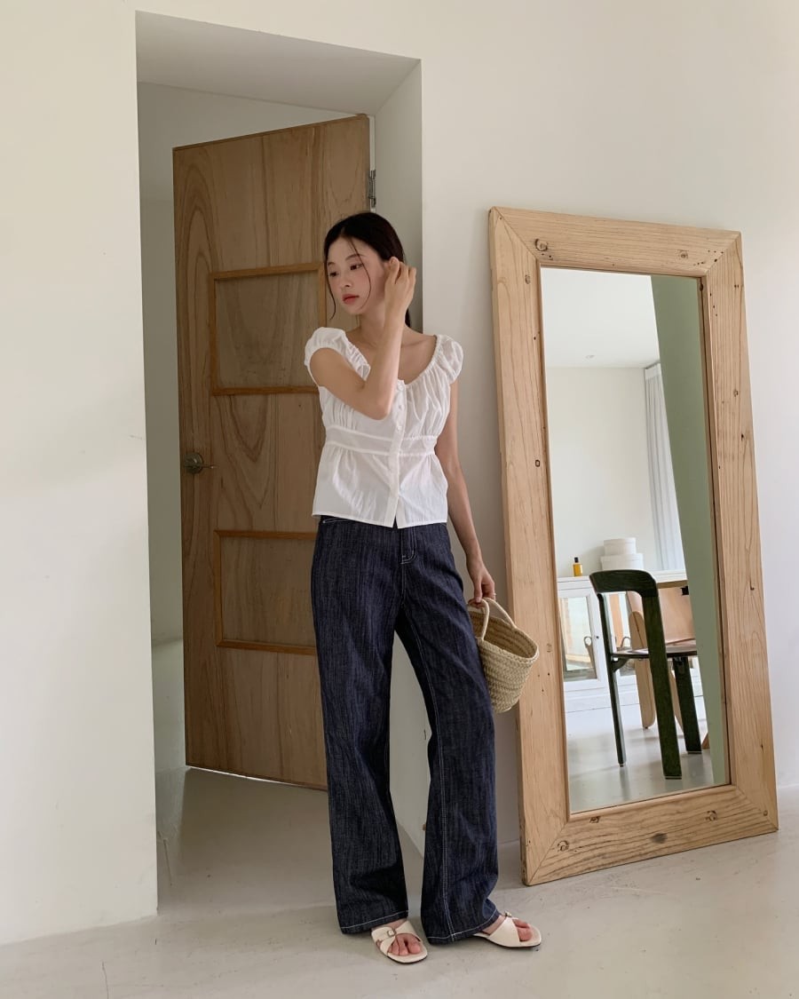 So với những màu sắc nổi bật, denim đen dễ ứng dụng trong nhiều hoàn cảnh mà vẫn giữ được nét cá tính riêng.