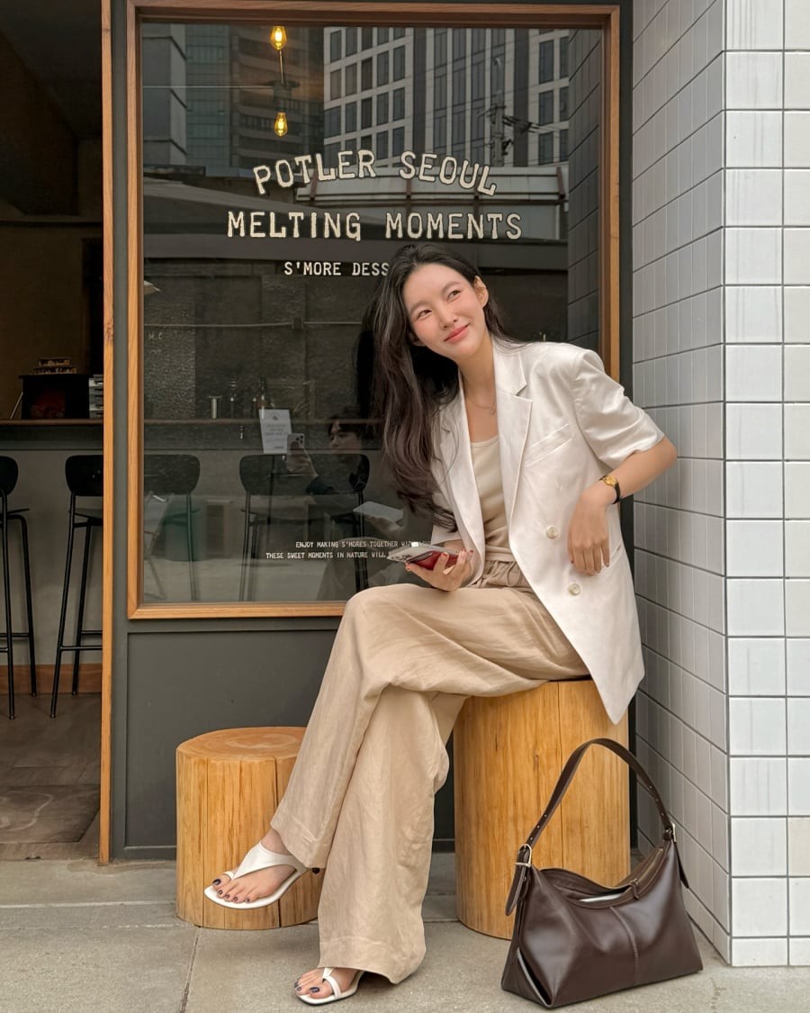 Sắc be nhẹ nhàng, trung tính giúp tổng thể trang phục trở nên tinh tế và dễ chịu, đặc biệt phù hợp với phong cách tối giản hiện đại.