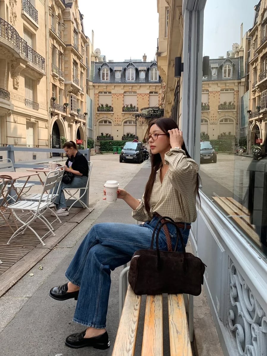 Không khó để nhận ra sức hút lâu dài của quần jeans xanh trong thời trang.