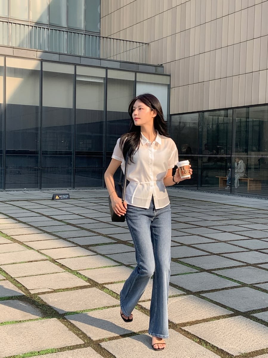 Phom quần thường ôm gọn ở phần đùi và loe dần từ đầu gối trở xuống, tạo hiệu ứng kéo dài đôi chân một cách tự nhiên.