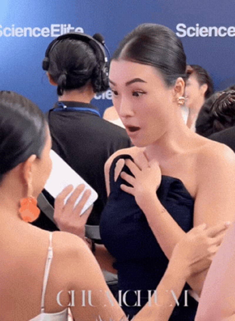 MC Hoàng Oanh gặp sự cố suýt hớ hênh tại sự kiện