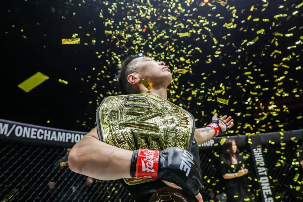 Xiong Jingnan với chiếc đai vô địch ONE Championship