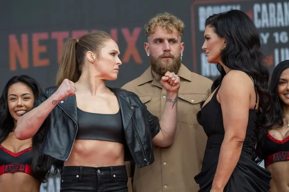 Ronda Rousey, Jake Paul, và Gina Carano trong buổi họp báo