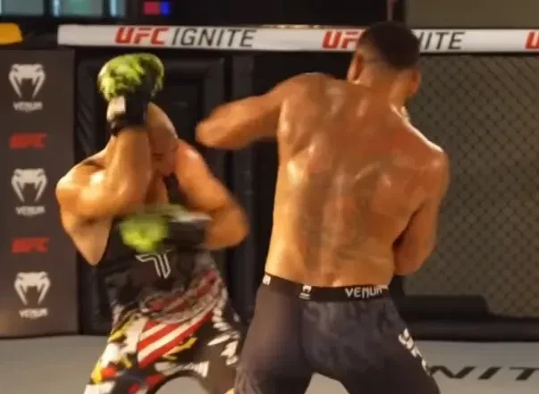 Alex Pereira và Sean Strickland đấu tập