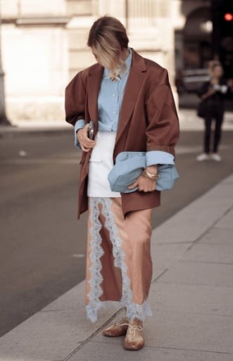 Điểm quan trọng khi diện váy ren hoa là giữ sự cân bằng trong tổng thể.