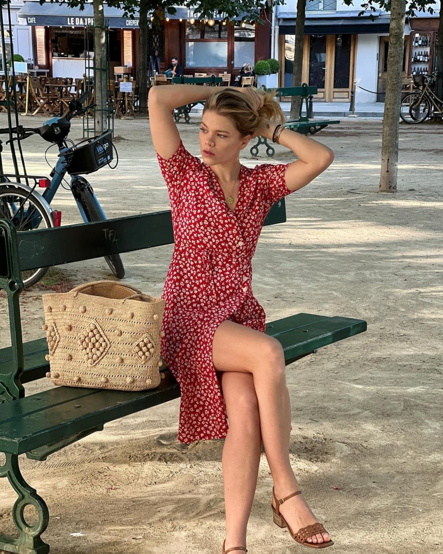 Váy cổ chữ V cũng là một trong những thiết kế được phụ nữ Pháp yêu thích trong mùa hè