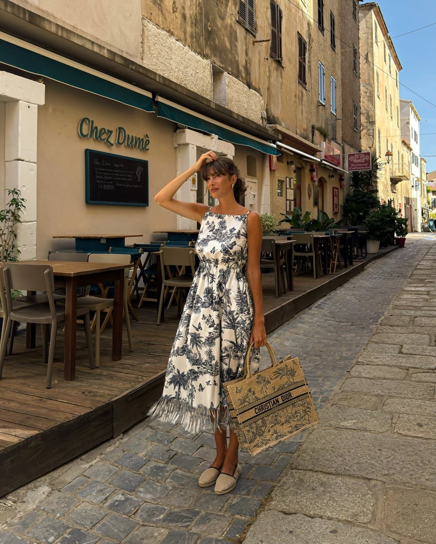 Váy hoa từ lâu đã trở thành biểu tượng của thời trang mùa hè và cũng là món đồ quen thuộc trong phong cách của phụ nữ Pháp